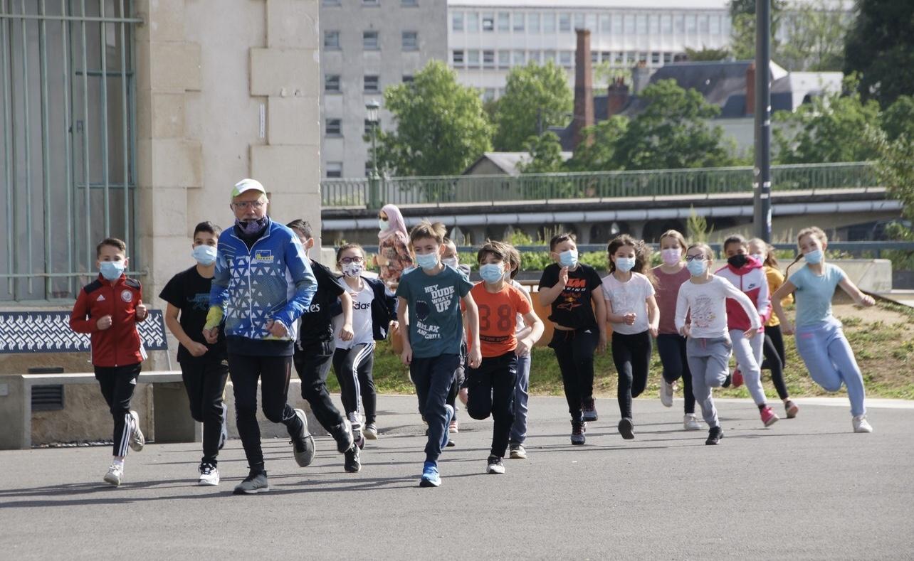 Échauffement des élèves avant la course